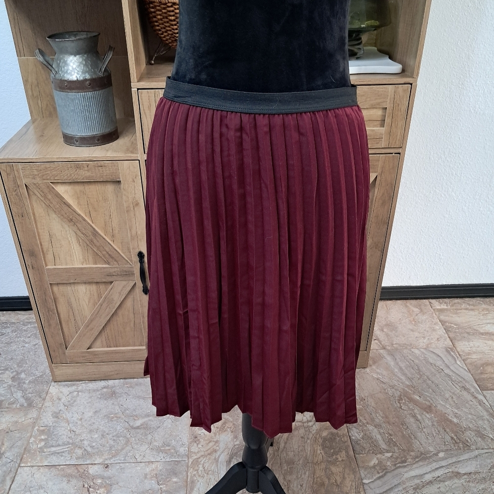 AB Studio Pleated Accordion Midi Skirt Wine Color Elastic Waist Band Career Sz M